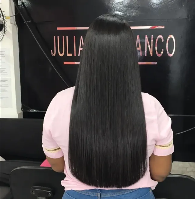 Cabelo preto longo e liso com brilho após alisamento