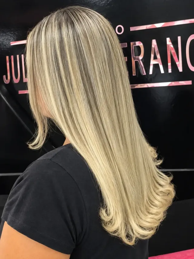 Mechas e luzes em tom loiro com escova modelada