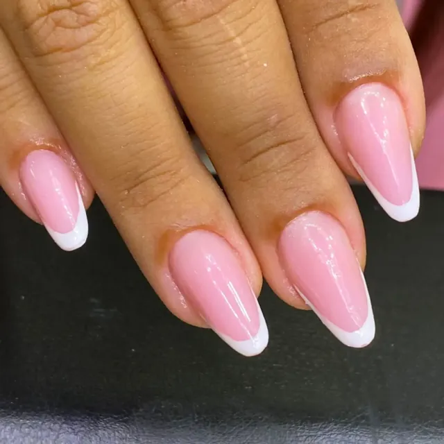 Unhas amendoadas rosadas com francesinha branca