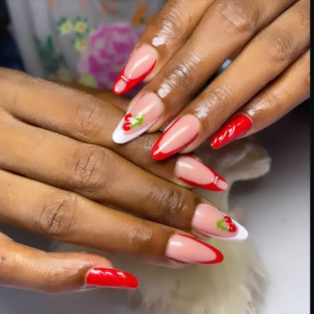 Unhas amendoadas com francesinha vermelha e nail art de cerejas