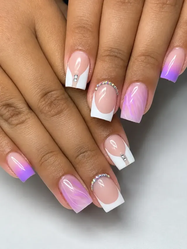Unhas com francesinha branca, degradê lilás e aplicação de strass